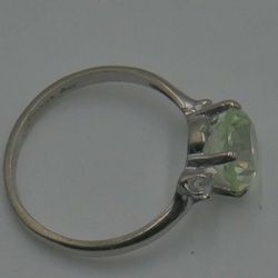 10 KT WHITE GOLD RING SIZE 7.5 WITH LIGHT GREEN STONE AND 2 CZS 2.3 GRAMS . MINT CONDITION. 865877-2.  