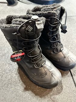 New Kids Size Columbia Snow Boots