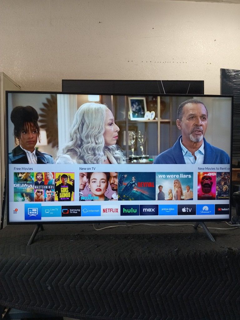 55 inch samsung 4k smart tv comes with remote shows great picture works perfect guaranteed