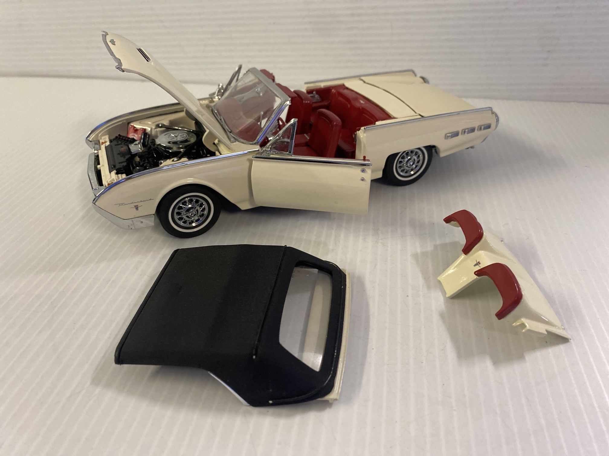 DANBURY MINT 1962 FORD THUNDERBIRD CONVERTIBLE 1:24 SCALE DIE CAST