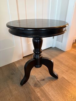 Traditional style accent table