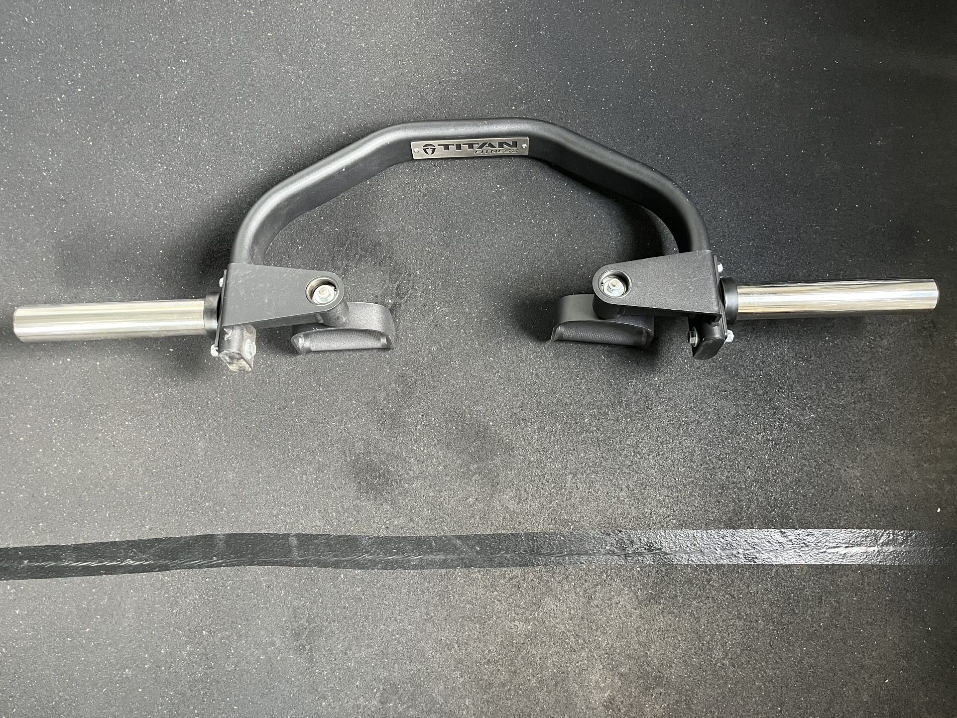 Titan Pivoting Tricep Bar