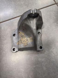 Infiniti q50 engine mount bracket