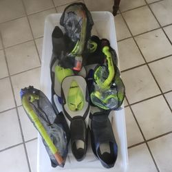 4 Sets Of Snorkel' Masks And Flippers
