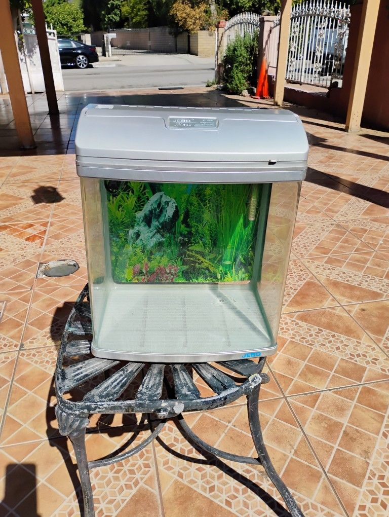 Fish Tank.... 5 gallon 
