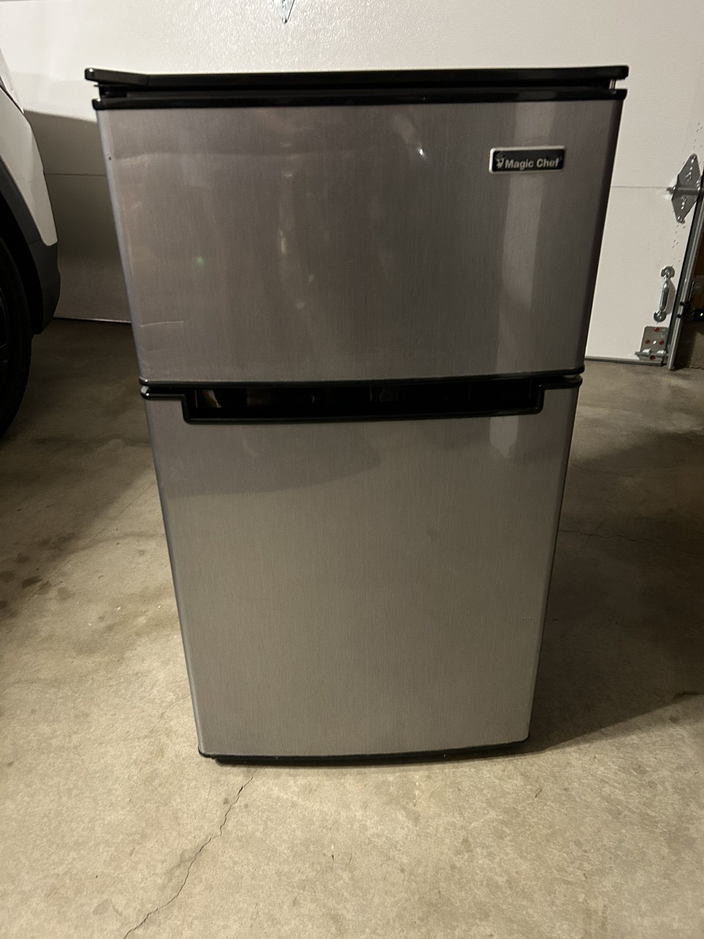 Magic Chef Mini Fridge/ Freezer