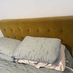 Yarrow Gold - Sven Queen Tufted Velvet Bed,  Excellent Condition