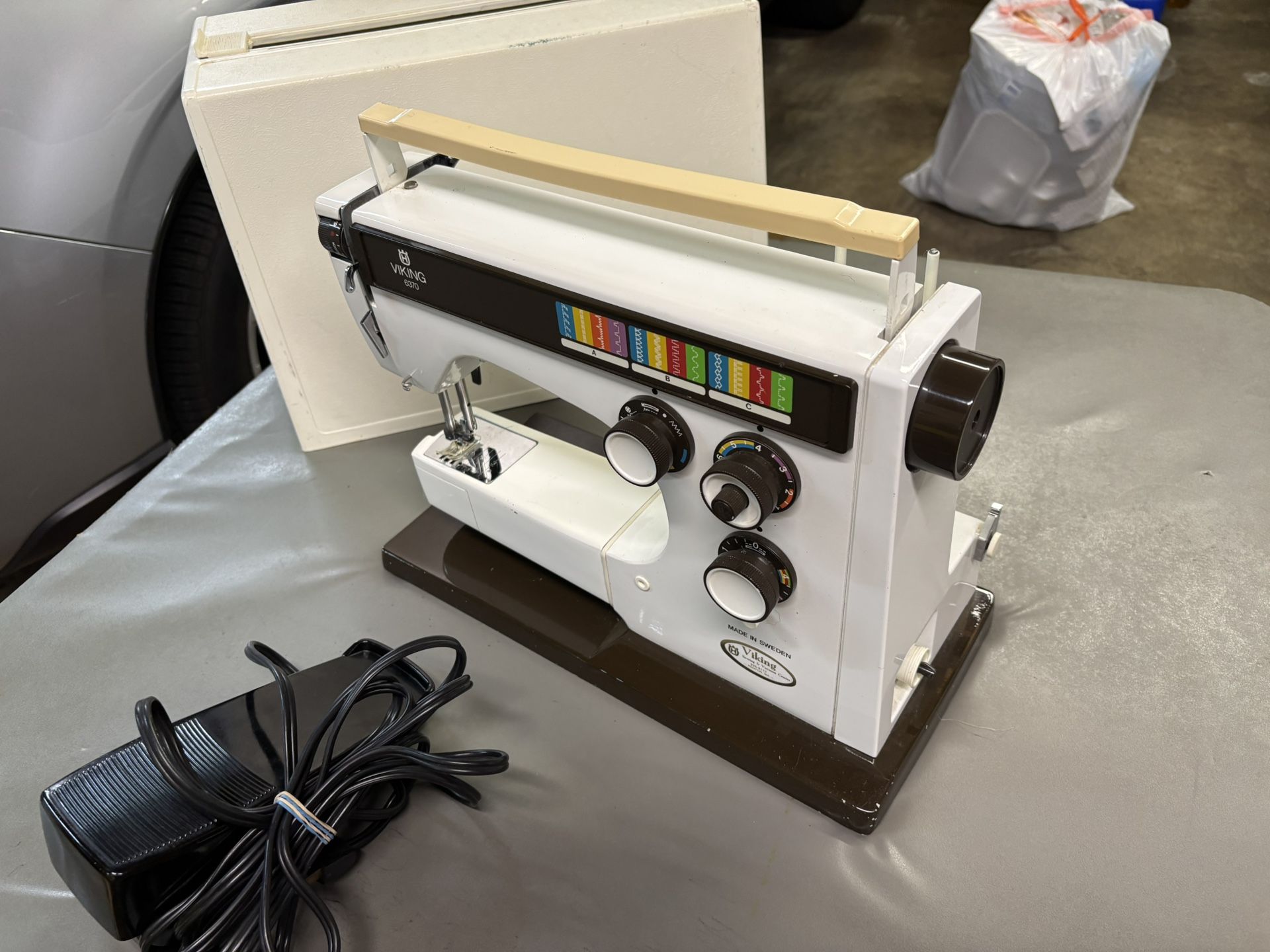 Vintage Husqvarna Viking 6370 Sewing Machine 