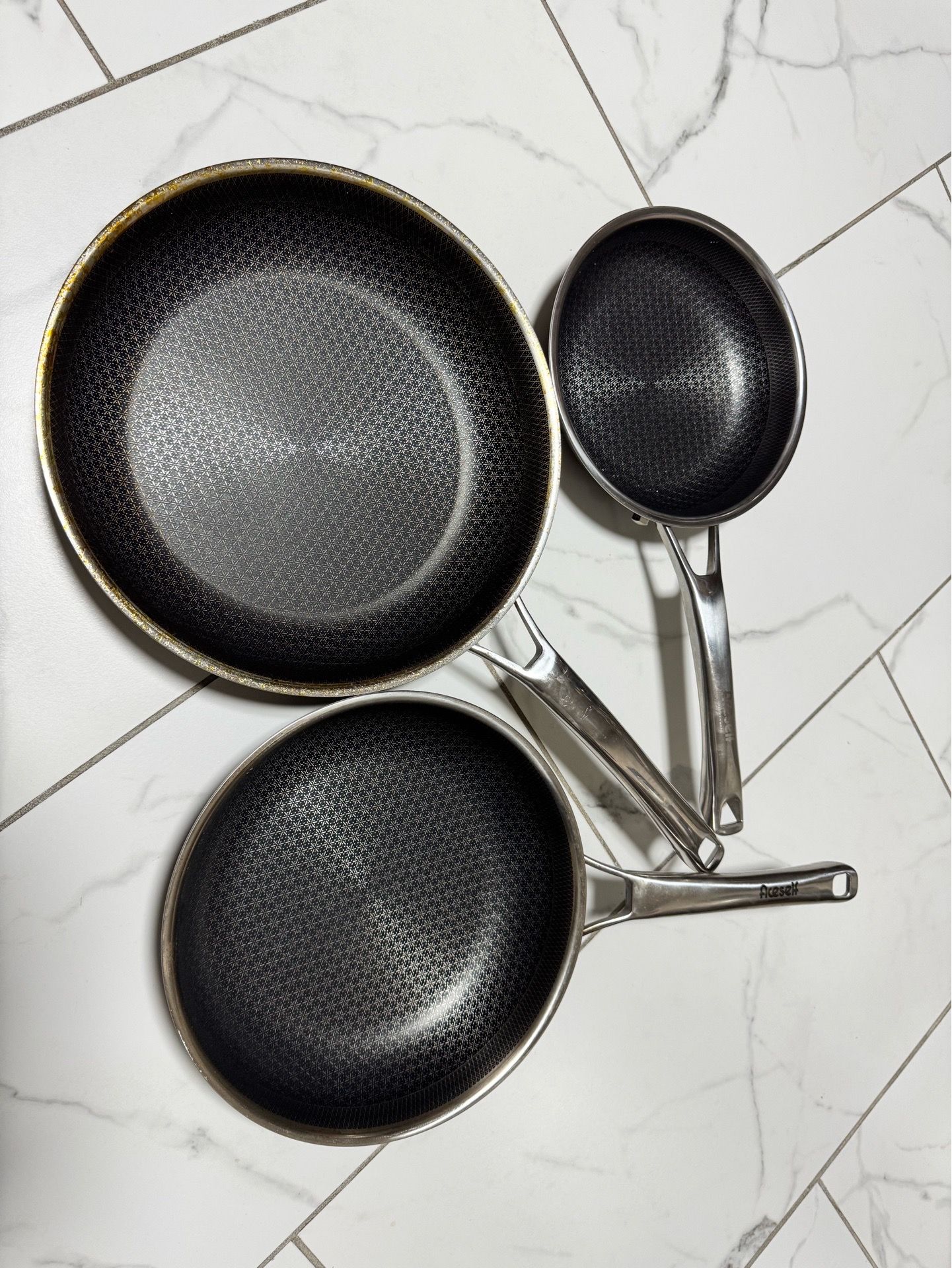 Areski nonstick pan set for sale — coating is in excellent condition, very clean inside with minimal signs of use. No peeling or major scratches.