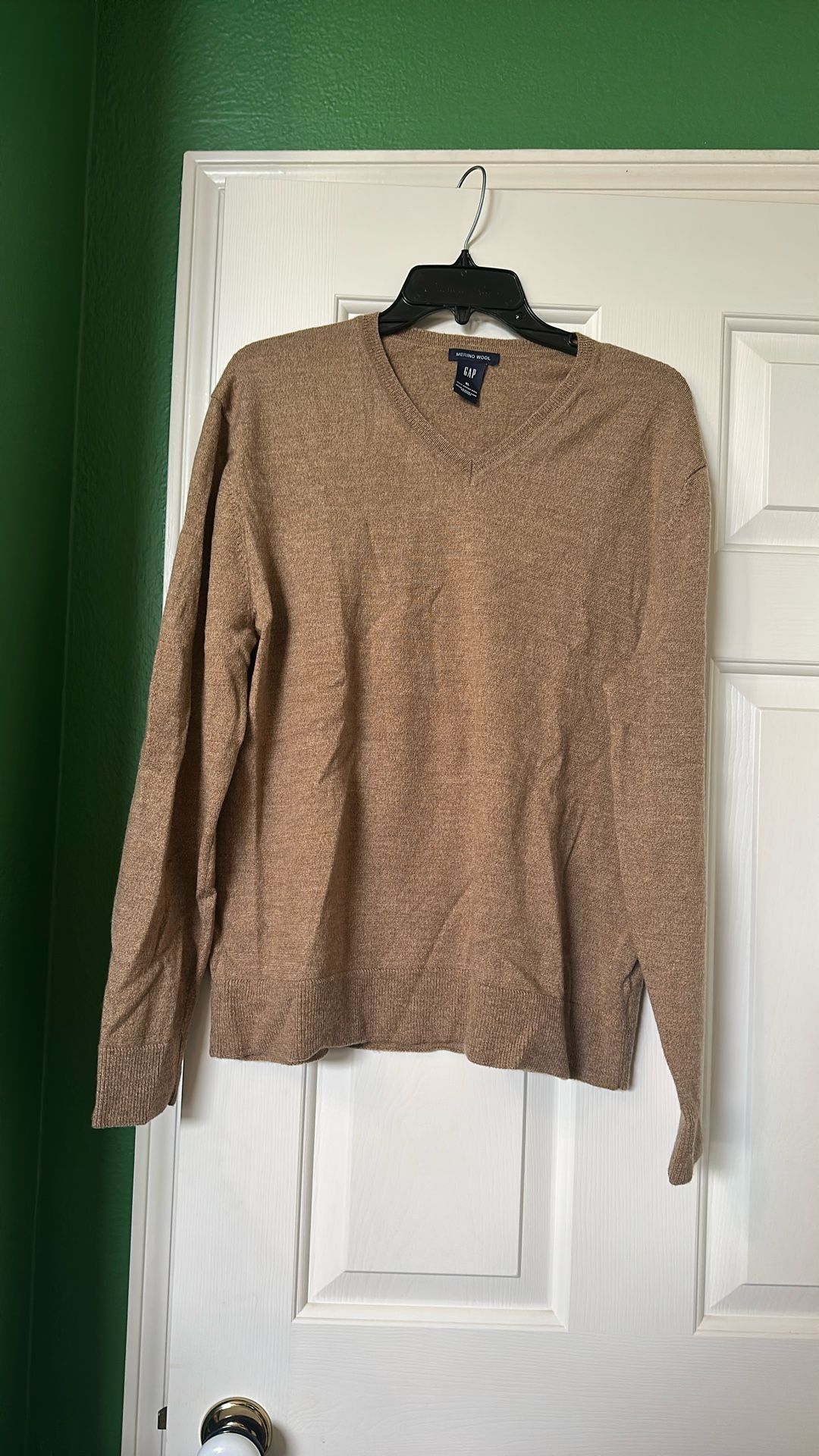 Beautiful Men’s Wool Sweater( Hardly Used) 