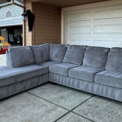Gorgeous Comfy Ashley Furniture Sectional Couch/Sofa | FREE DELIVERY