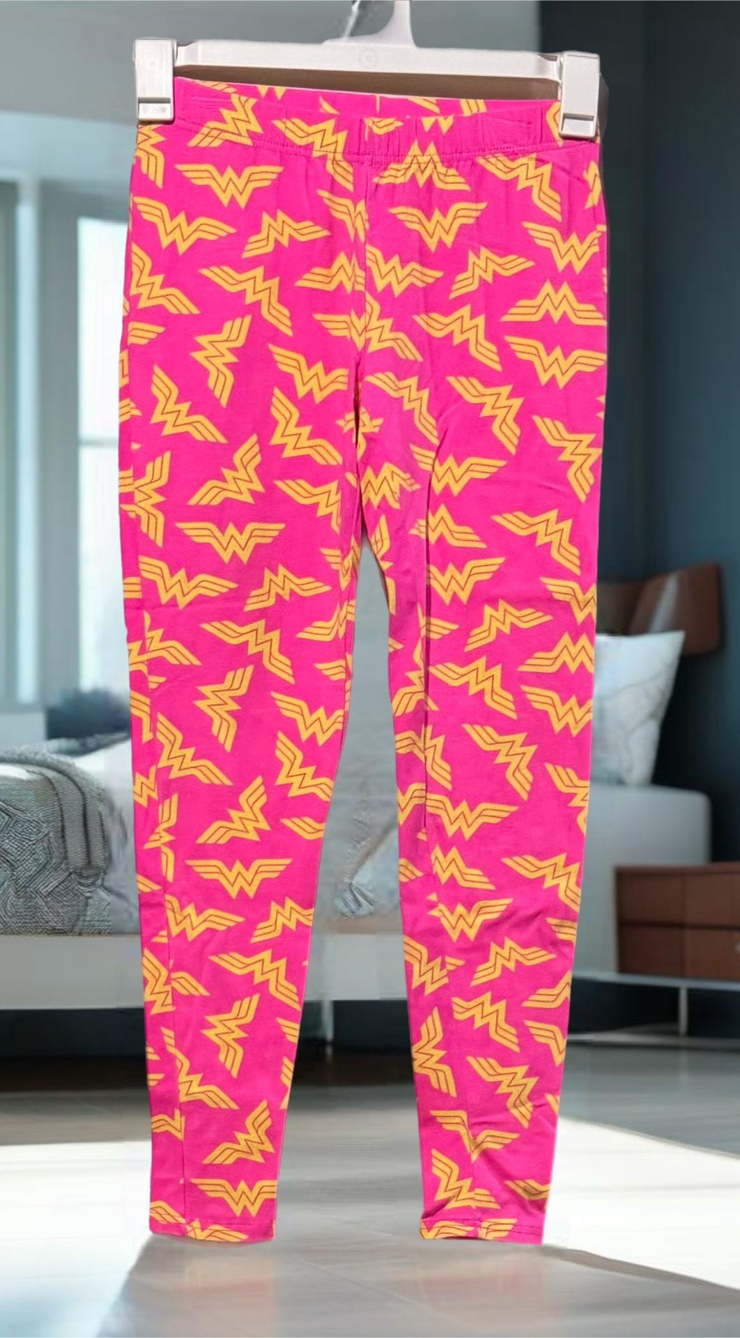 DC Comics (Z) Wonder Woman Novelty Leggings M Pink Yellow Logo Stretch Ankle EUC