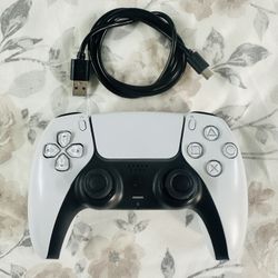 PlayStation DualSense® Wireless Controller - White  ( Used Very New )