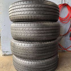 225/65/17. Michelín