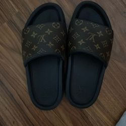 LOUIS VUITTON SLIDES