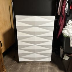 White Glossy Lacquer Dresser With 5 Drawers 