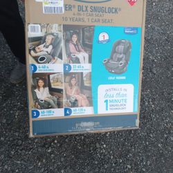 Graco 4 in 1 Carseat.     NEW IN BOX