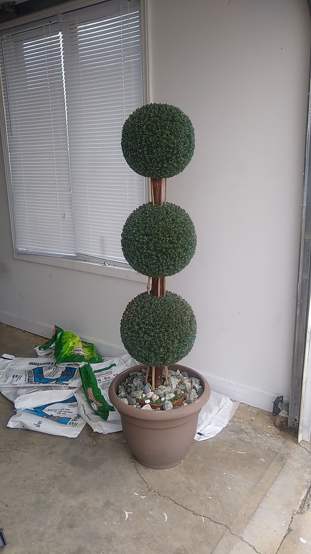 Artificial ball topiary
