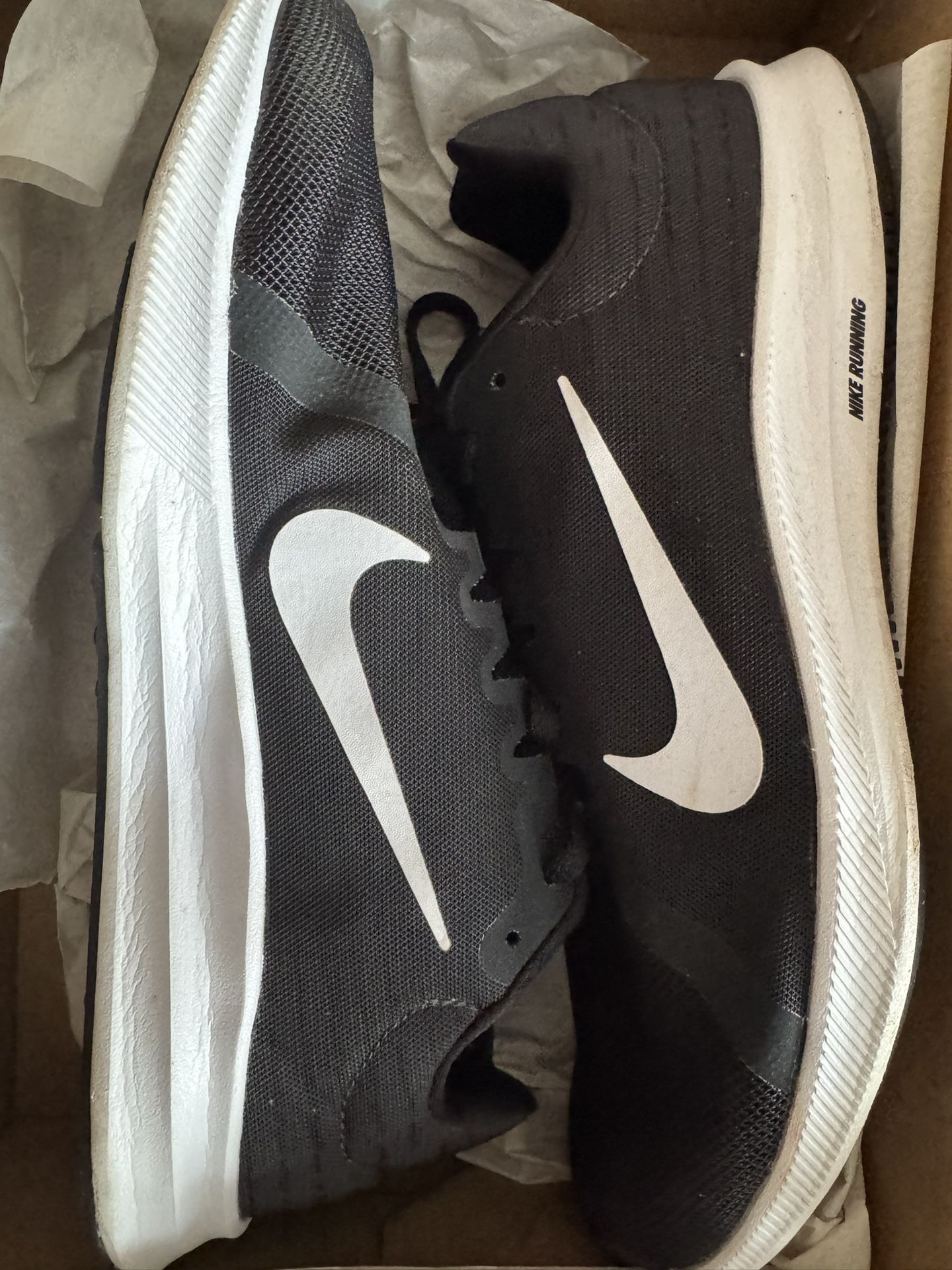 Nike Downshifter 8 (Size 9.5)