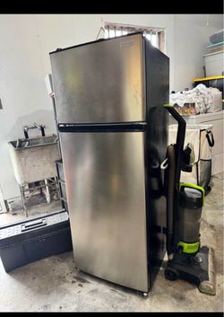 Vissani 7.2 cu. ft. Top Freezer Refrigerator