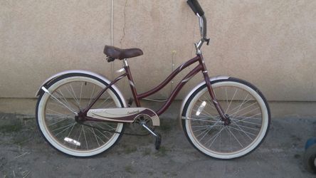 Girl beach cruiser