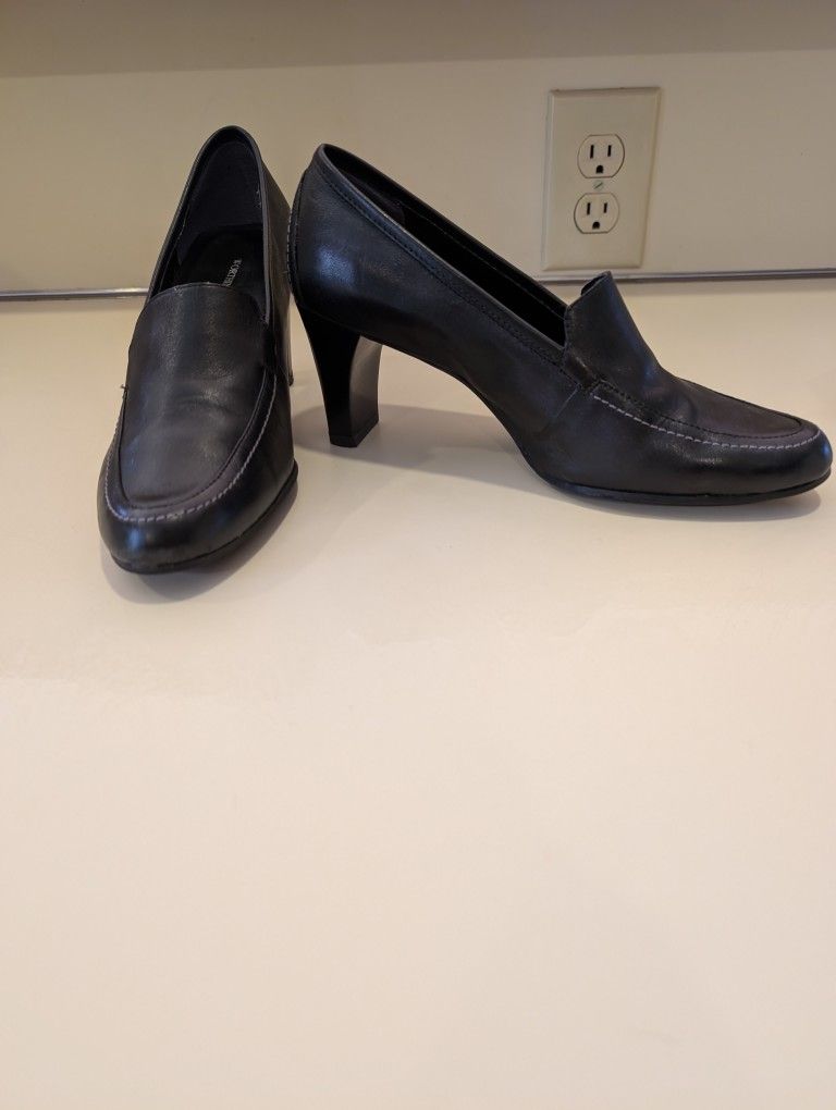 Black Dress Shoes  NEW IN BOX size 8med  2.4"Heel