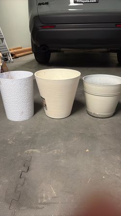 White flower pots