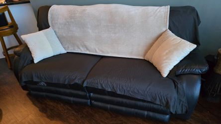 FREE Black leather electric reciner couch with matching recliner chair (Orlando Downtown)