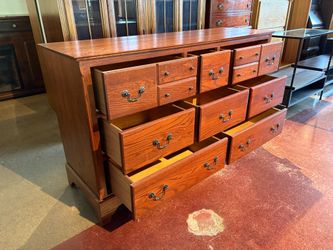 Traditional American Solid Wood 8-Drawer Dresser