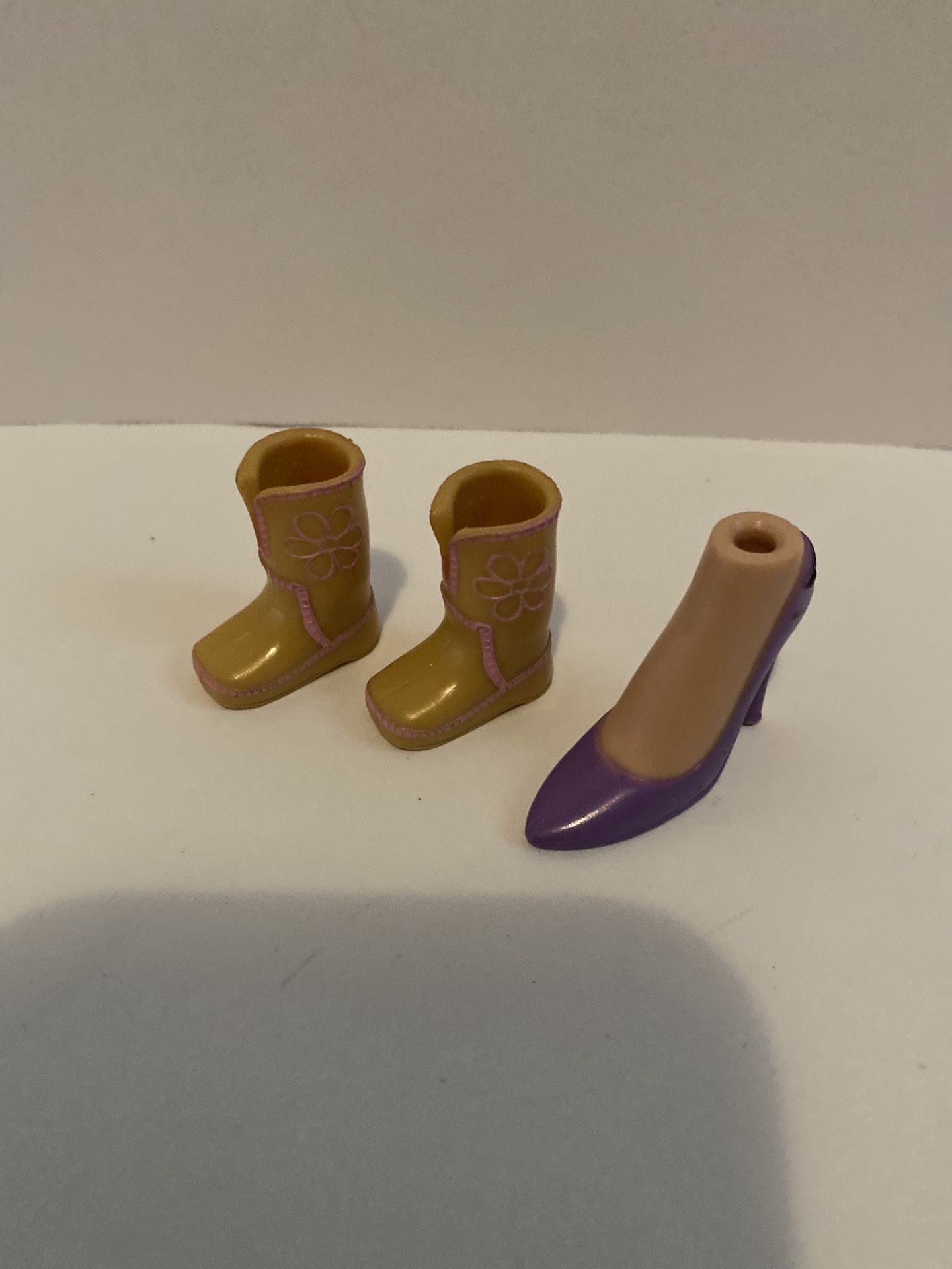 MGA Bratz Kids Beige Boots and Purple Shoe/foot