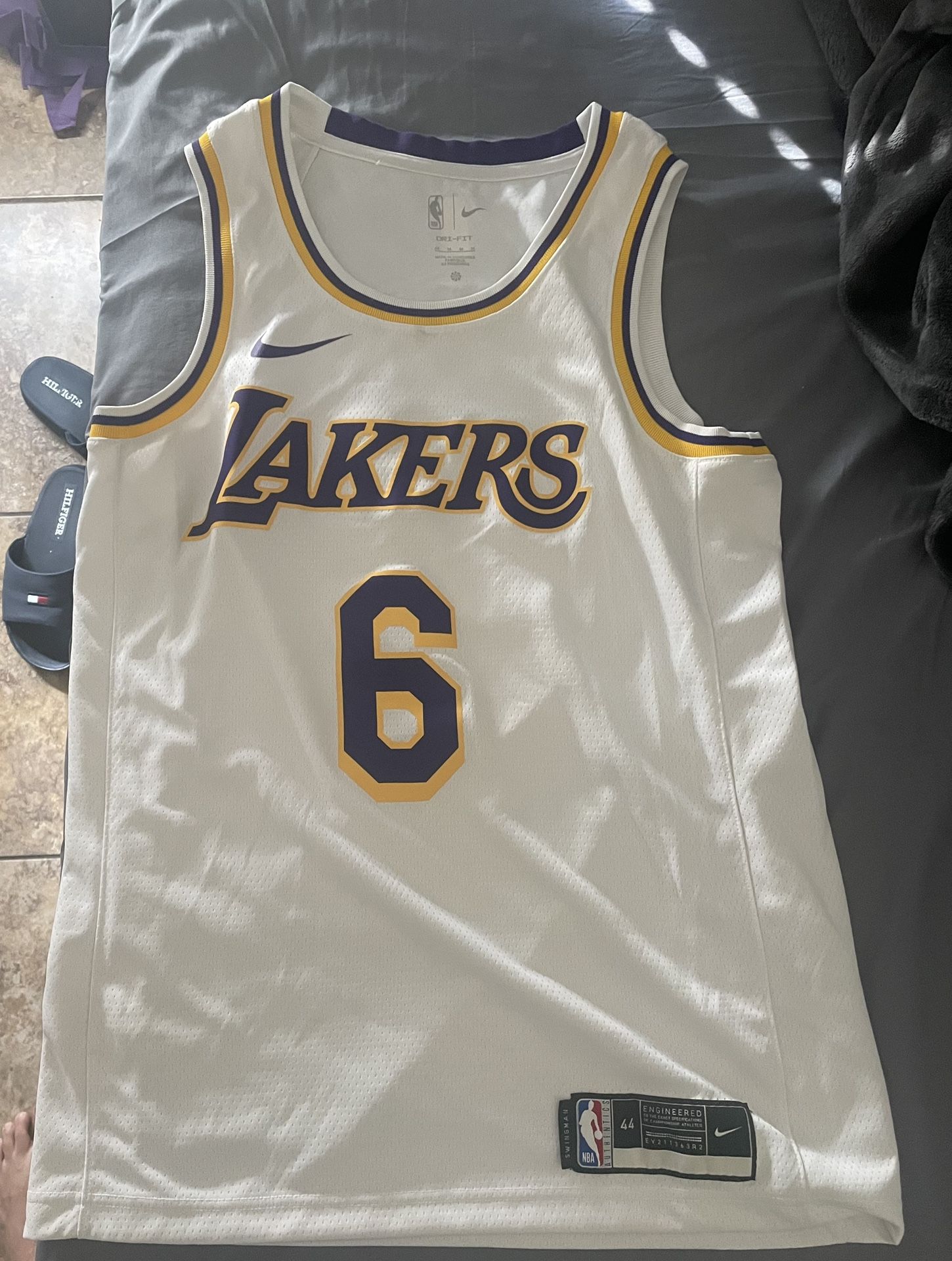 LeBron Lakers jersey 