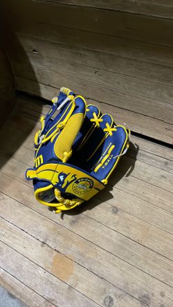 10 inch Wilson, Savannah banana T-ball baseball glove.