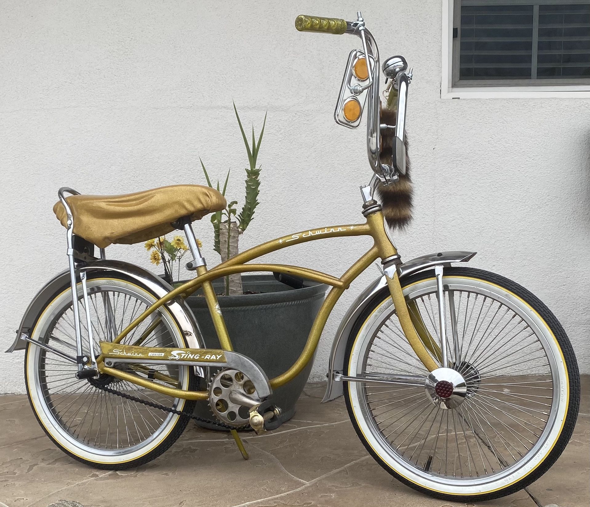 Lowrider Bike Schwinn Stingray Jr for Sale in San Bernardino, CA