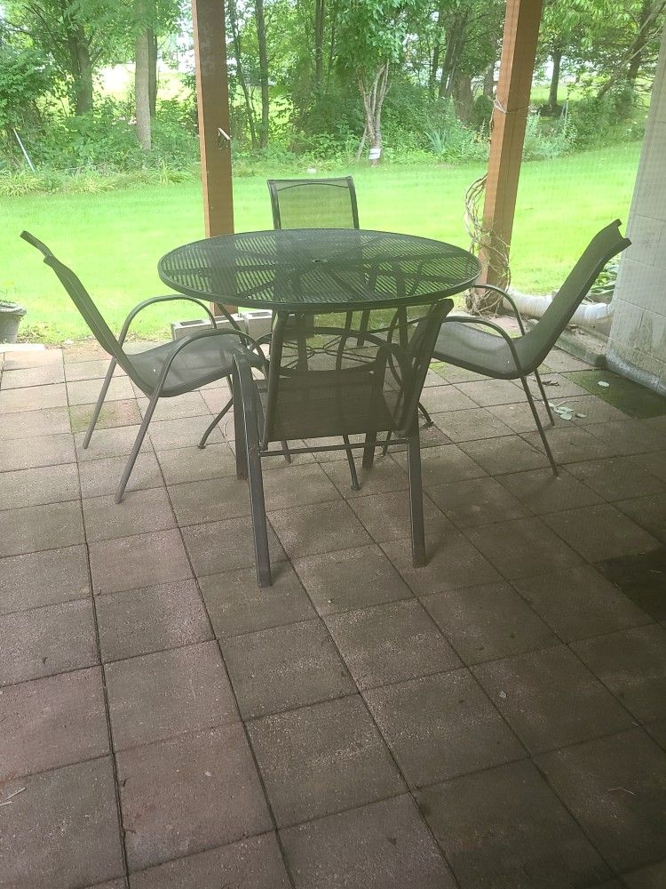 Used No Umbrella Patio Table And Chairs for Sale in Pittsford, NY OfferUp