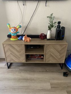 TV CONSOLE