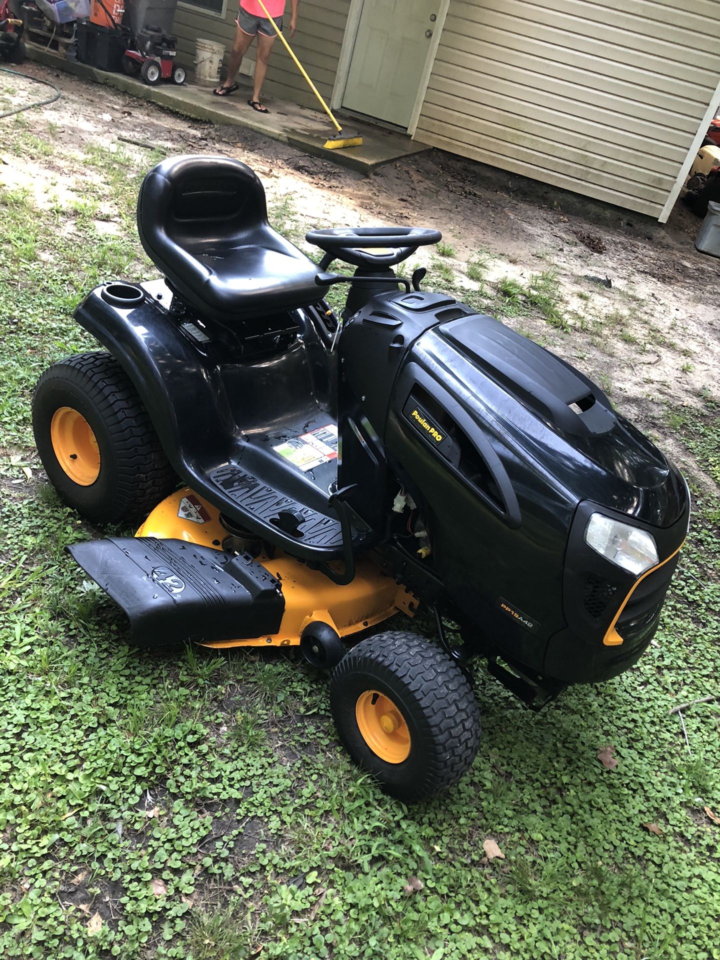 like new conditions poulan pro riding mower/19.5hp motor /42 cut deck/new conditions/ready for used/1200$