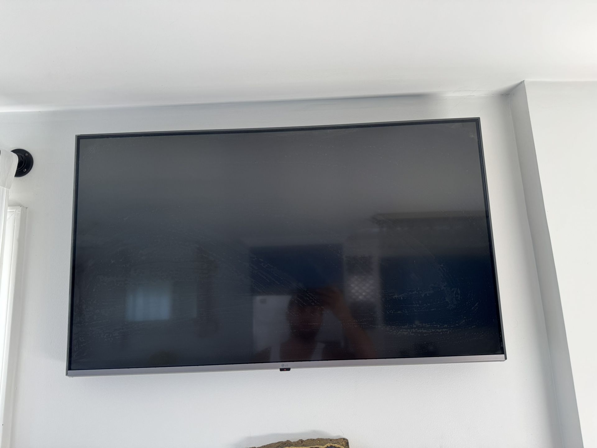 📺 LG Flat Screen TV (Wall Mounted)