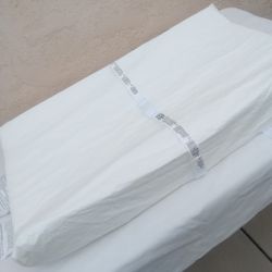 NEW White Contoured Changing Pad, 16”x 32”, Comfortable & Secure Baby with Quick Release Safety Belt & Two High Curved Sides in Excellent Condition
