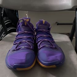 Kobe Nike Baksetball shoes size 5