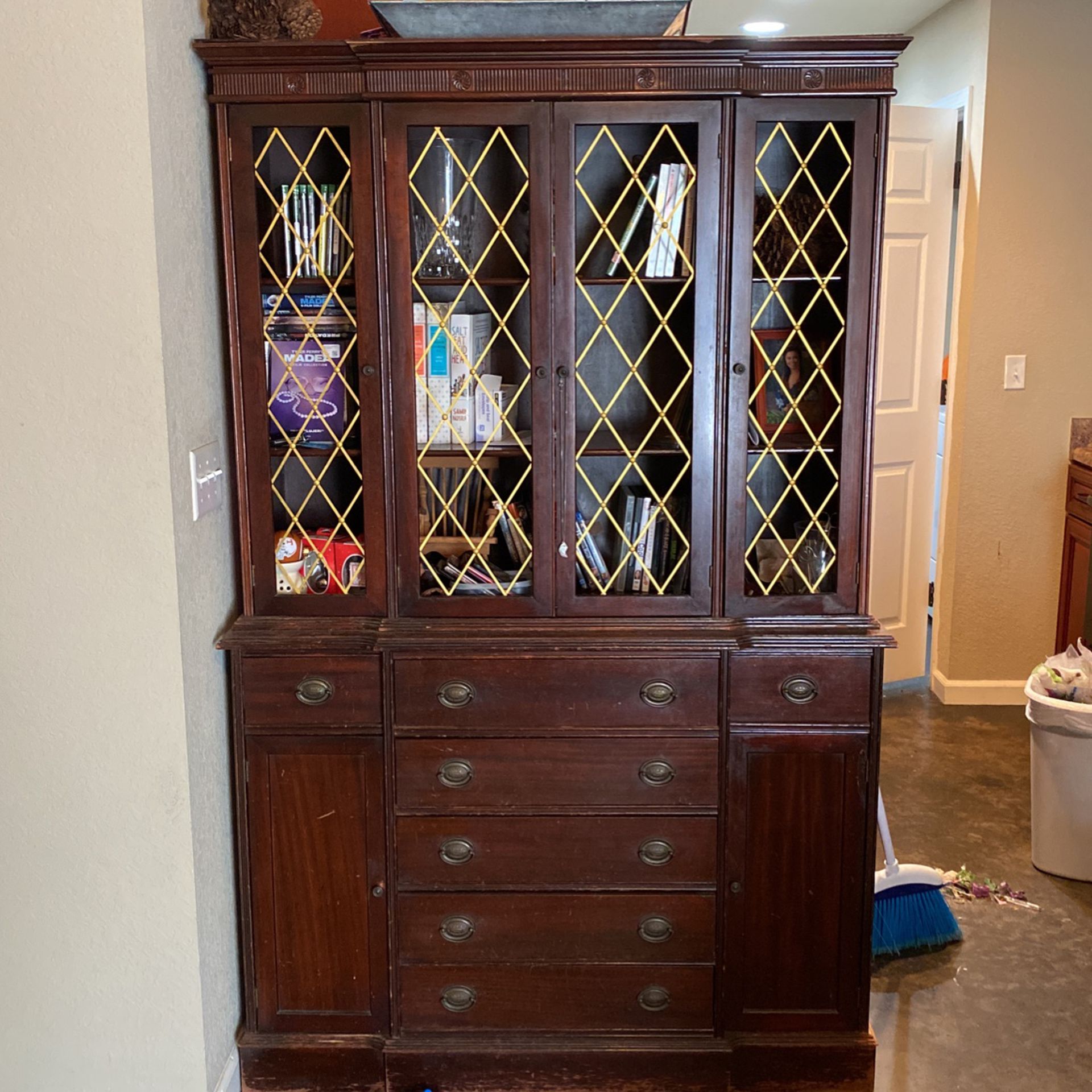 China Cabinet With Light