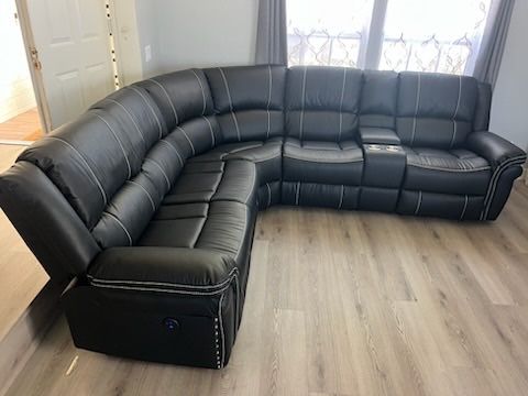 New 3 Recliner Luxury Sectional Couch / Free Delivery 