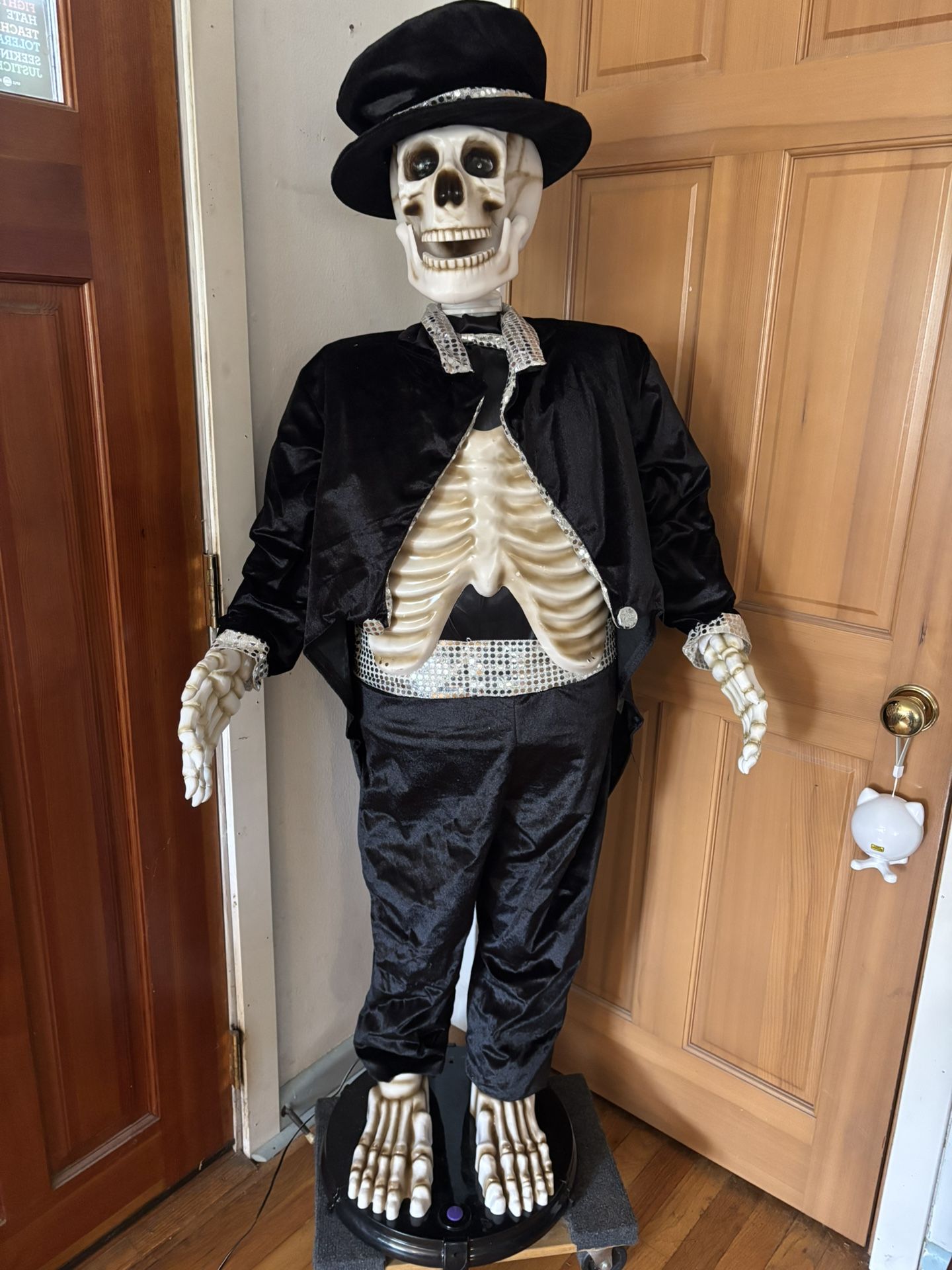 Gemmy Skeleton, 5 Ft Tall Animatronic Halloween Item