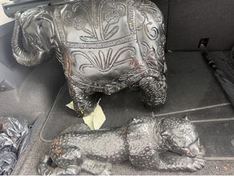 Éléphant  and  panther statues