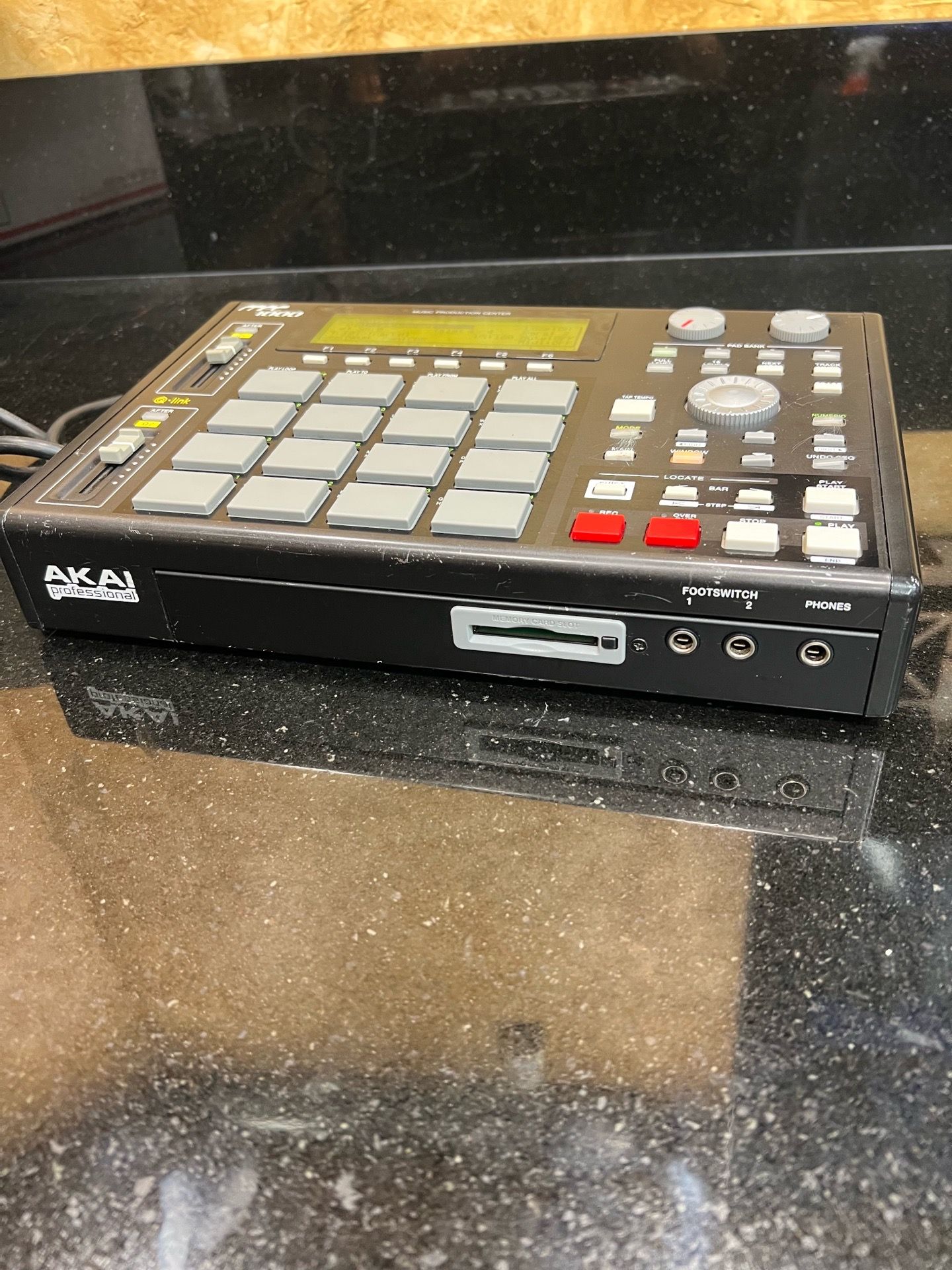 Akai MPC1000 Sampler and Sequencer,akai,akai mpc 1000,sampler 