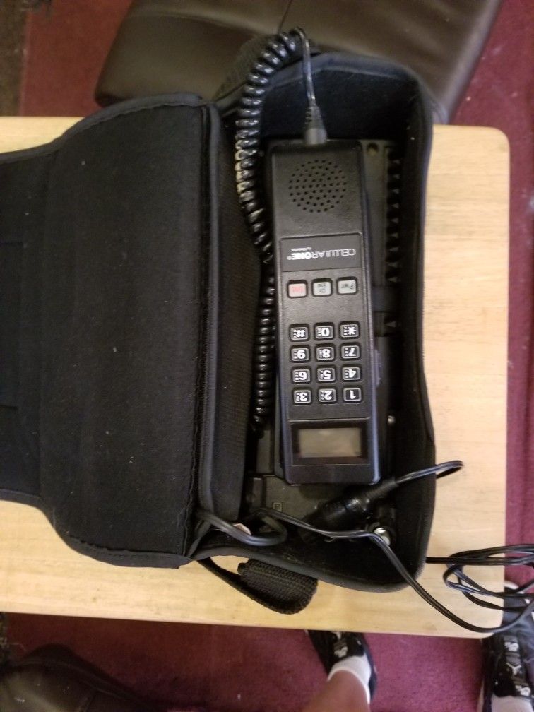 One of the original Motorola car cell phones has battery pas battery pack complete