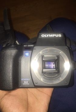 Olympus E-500 Kit (2 Lenses, 4 Memory cards, Battery Charger)