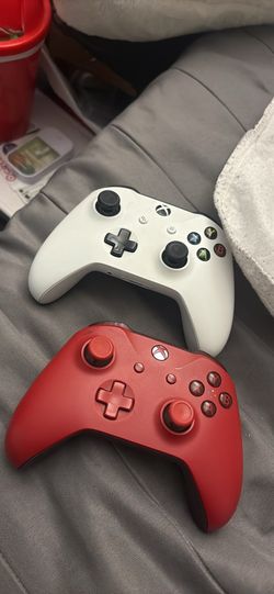 Xbox One S controllers