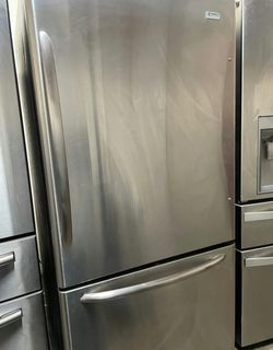 Kenmore Bottom Freezer Fridge with IceMaker