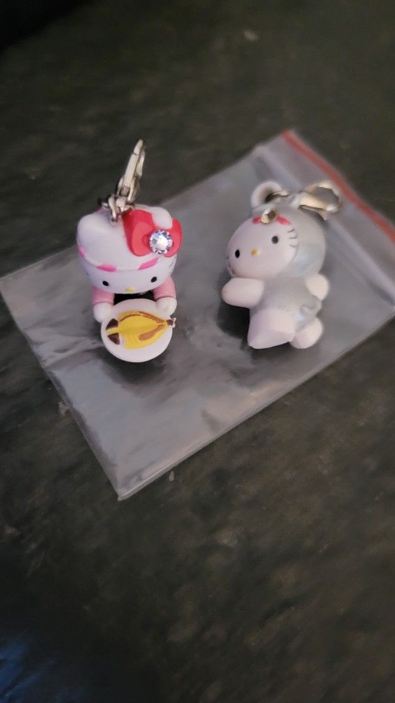 2 CHARMS SANRIO HELLO KITTY 