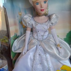 Disney's Cinderella Porcelain Keepsake Doll Holiday Jewels Edition 2003